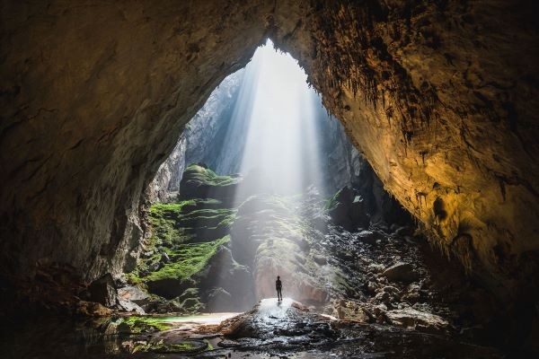 Động Tiên Phi sở hữu những nhũ đá kỳ ảo, được ví như dáng hình tiên nữ đang bay lượn