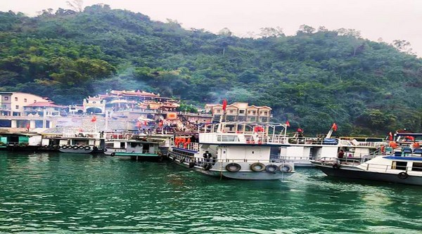 Đền Bà Chúa Thác Bờ là nơi thờ phụng hai vị nữ tướng có công giúp vua Lê Lợi dẹp loạn