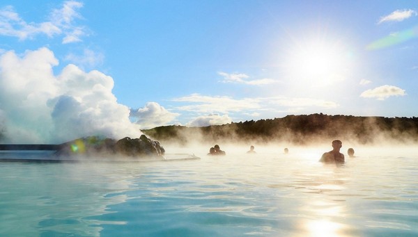 Hồ Strokkur nổi tiếng với những cột nước phun lên cao