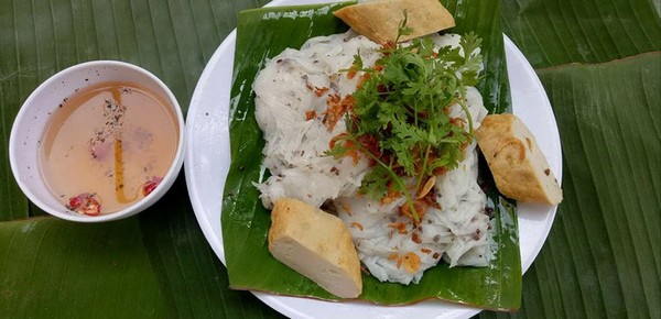 Món bánh cuốn nổi tiếng với bột dẻo và nhân chả quế thơm ngon