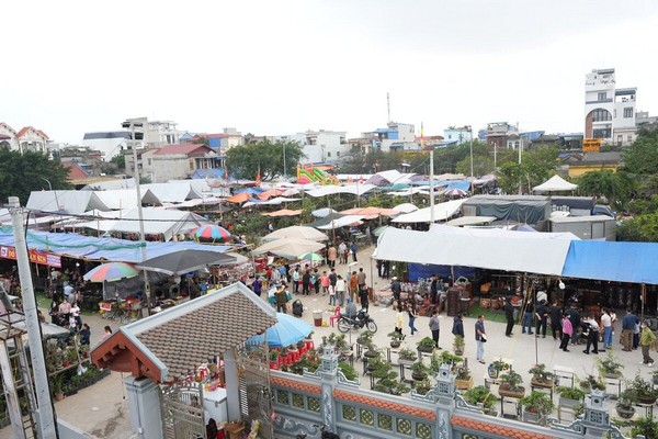 Chợ Viềng, nổi tiếng với phong tục 