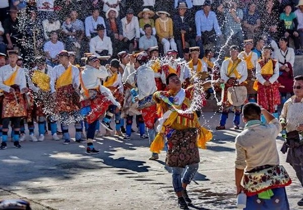 Lễ hội tháng sáu ở Tongren