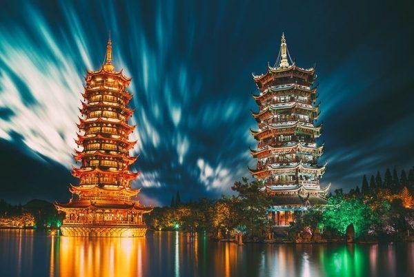 Nhật Nguyệt song tháp về đêm tại Hai sông bốn hồ