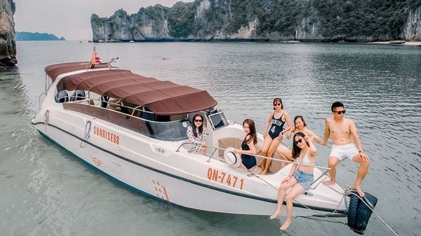 Từ bến phà Bãi Cháy, du khách có thể đi ca nô đến đảo Bồ Hồn khám phá Hang Sửng Sốt