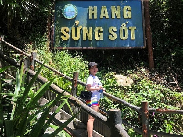 Đường lên Hang Sửng Sốt là những bậc đá cheo leo, thử thách.