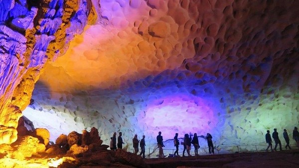 Hãy xách ba lô lên, đến Hạ Long và khám phá ngay Hang Sửng Sốt!