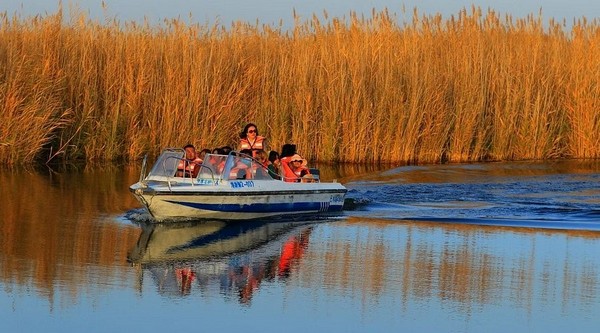 Hồ Bosten còn mang trong mình những giá trị văn hóa và lịch sử sâu sắc