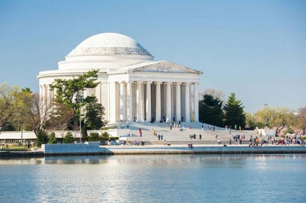 Đài Tưởng Niệm Thomas Jefferson là công trình kiến trúc đồ sộ nhất trong khu vực