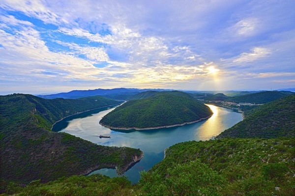 Môi trường thanh bình, không khí trong lành, lý tưởng cho các hoạt động thư giãn