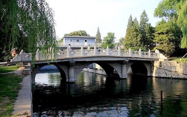 Hồ Côn Minh là kết quả của quá trình biến đổi địa chất và thủy văn kéo dài hàng ngàn năm