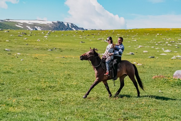 Trải nghiệm cưỡi ngựa trên những cung đường mòn quanh hồ Kanas