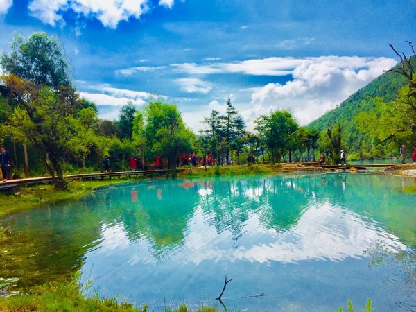 Mê mẩn trước vẻ đẹp tựa ngọc lục bảo của hồ Kính Đàm