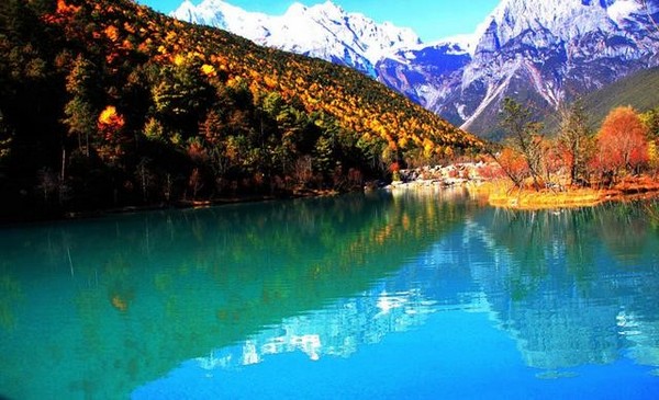 Hồ Ngọc Dạ lấp lánh, phản chiếu bầu trời và những ngọn núi tuyết trắng xóa