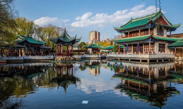 Sự giao cắt của hai bờ kè là điểm nhấn kiến trúc độc đáo của hồ Thúy Hồ