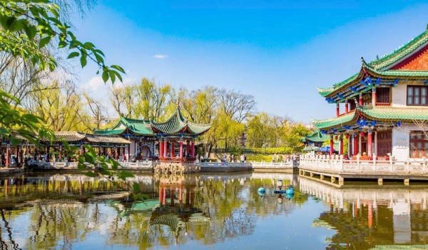 Quan Ngư Lầu tọa lạc gần hồ Tâm Đình với lối kiến trúc vườn cổ điển