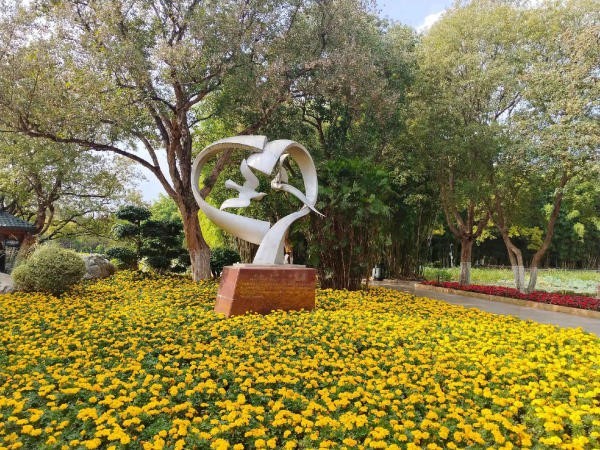Nằm ở vị trí trung tâm của hồ, đây là điểm đến lý tưởng để thư giãn và rèn luyện sức khỏe