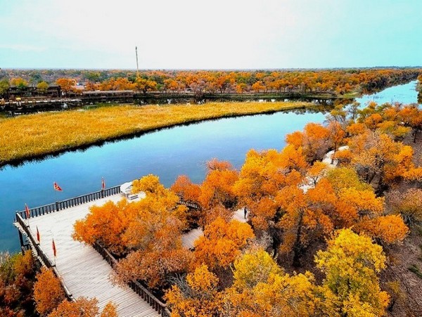 Khu thắng cảnh Biển Đỏ cách trung tâm huyện Bachu 9 km