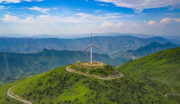 Núi non trùng điệp và thung lũng xanh tươi