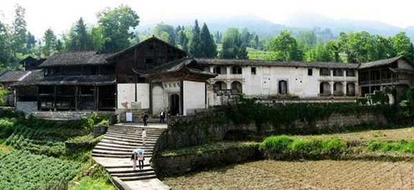 Quần thể này lưu giữ những công trình cổ kính