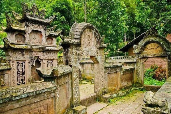 Để tìm hiểu sâu hơn về văn hóa bản địa, hãy ghé thăm Làng Nữ Nhi Thành