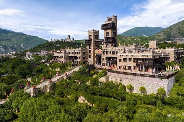 Huyện Mậu tọa lạc tại khu vực Tây Bắc tỉnh Tứ Xuyên