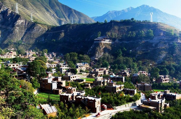 Những ngôi nhà đá kiên cố và các tháp canh cổ kính