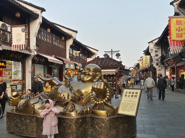 Khám phá khu phố cổ nhộn nhịp nhất Hàng Châu mang tên phố đi bộ He Fang Jie