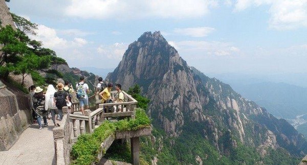 Thang Trăm Bước có hơn 100 bậc thang cheo leo giữa núi đồi Hoàng Sơn