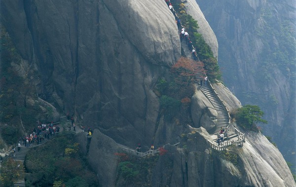 Cảnh sắc núi non hùng vĩ bao quanh Thang Trăm Bước