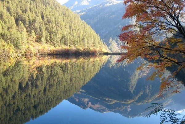 Hồ Kính mang vẻ đẹp tựa gương soi giữa thung lũng Cửu Trại Câu