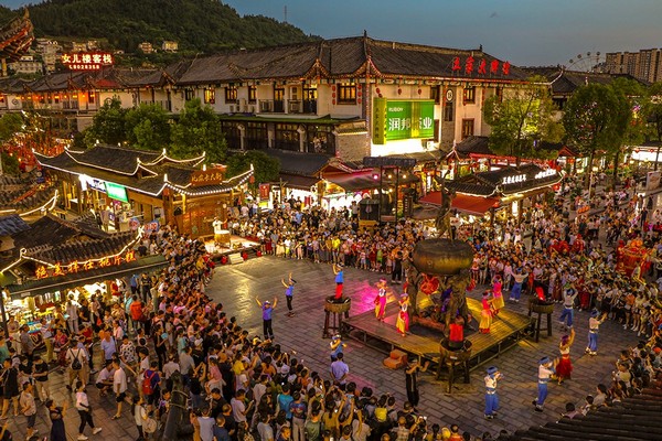 Nữ Nhi Thành là một khu phức hợp độc đáo, kết hợp giữa giải trí, mua sắm và lưu trú