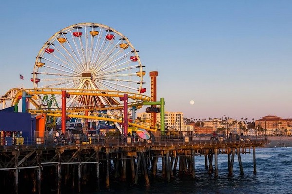 Cầu cảng Santa Monica, nằm ở bờ biển phía tây của bang California