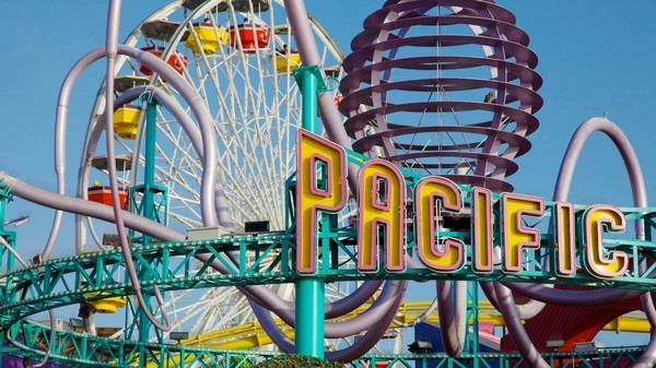 Công viên giải trí Pacific Park là điểm nổi bật nhất của cầu cảng Santa Monica