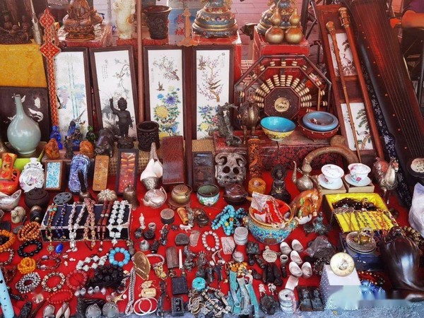 Phiên chợ này là nơi những người bán đồ cổ mang đến những món hàng quý hiếm