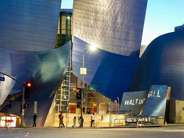 Cung hòa nhạc Walt Disney là tác phẩm của kiến trúc sư nổi tiếng Frank Gehry