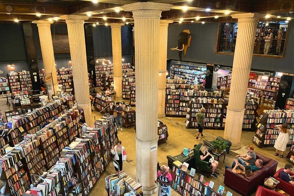 The Last Bookstore là một trong những hiệu sách độc đáo nhất tại Los Angeles