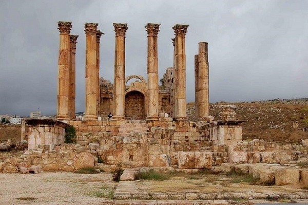 Đền Hadrian là một công trình kiến trúc cổ đại biểu tượng rực rỡ của nền văn minh La Mã