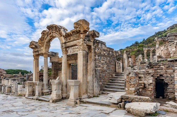 Đền Hadrian là một công trình thờ phụng vị hoàng đế vĩ đại Hadrianus