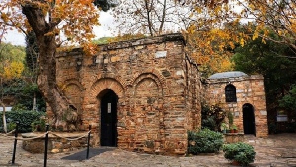Tham quan đền Hadrian cũng là cơ hội để du khách khám phá một quần thể di tích cổ xưa