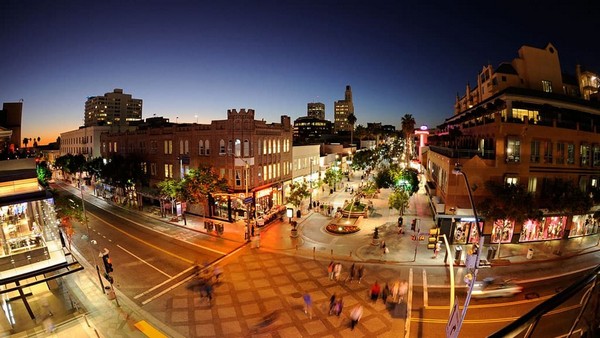 Khu phố đi bộ Third Street Promenade tại trung tâm thành phố Santa Monica