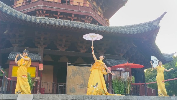 Hòa mình vào các hoạt động văn hóa của người dân địa phương