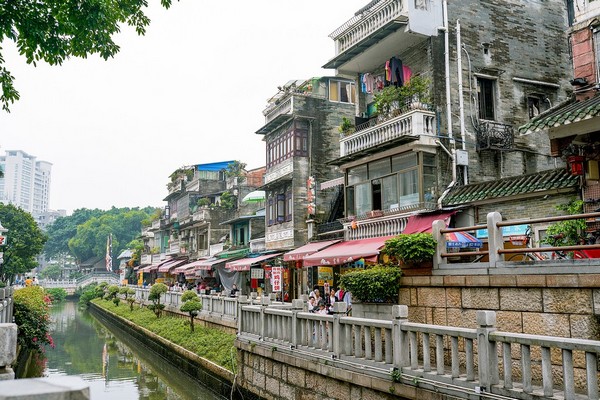 Xung quanh Lệ Chi Lan còn có nhiều ngôi nhà mang đậm phong cách Tây Quan