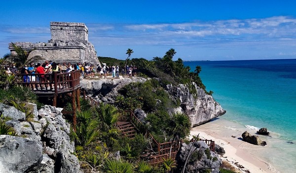 Tulum nổi tiếng với các di tích Maya nằm trên bờ biển Caribbean