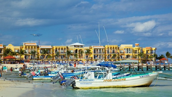 Playa del Carmen nổi tiếng với bãi biển đẹp và không khí sôi động