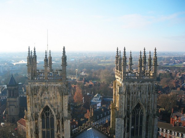 Tòa tháp trung tâm của York Minster sừng sững vươn cao giữa bầu trời