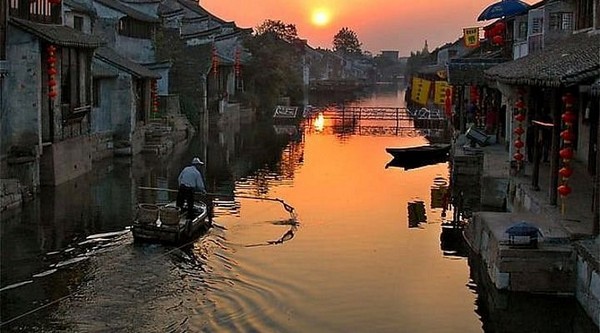 Phố cổ Fengjing là điểm đến để bạn hòa mình vào những trải nghiệm văn hóa đa dạng