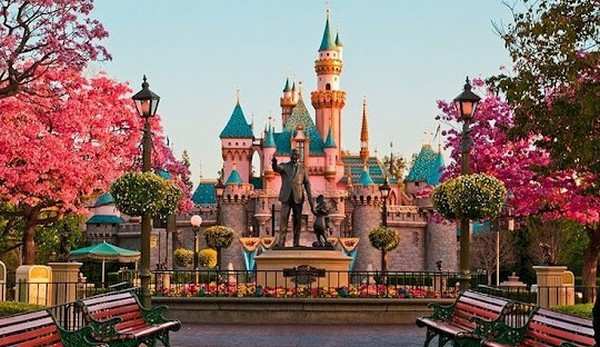 Disneyland là một trong những công viên giải trí nổi tiếng nhất thế giới