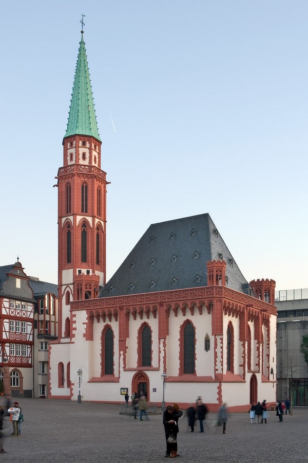 Nhà thờ Alte Nikolaikirche, một công trình kiến trúc Gothic nhỏ nhắn