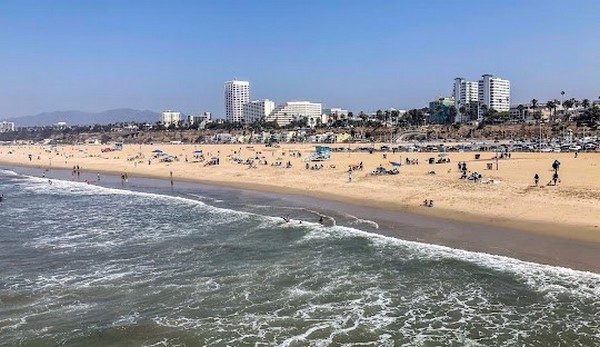 Bãi biển Santa Monica là điểm đến đầu tiên mà bạn không thể bỏ qua