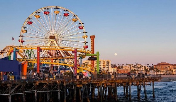 Cầu cảng Santa Monica là biểu tượng nổi bật của thành phố